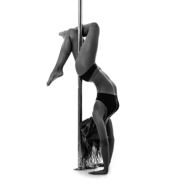 Silueta Mujer Realizando Pole Dance Imagen Estudio Blanco Negro — Foto de Stock