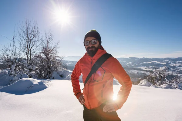 Retrato Del Hombre Expedición Paisaje Nieve Montaña Imagen Luz Trasera —  Fotos de Stock