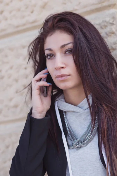 Portret Młodej Kobiety Rozmawiającej Przez Telefon Parku Filtrowany Obraz — Zdjęcie stockowe