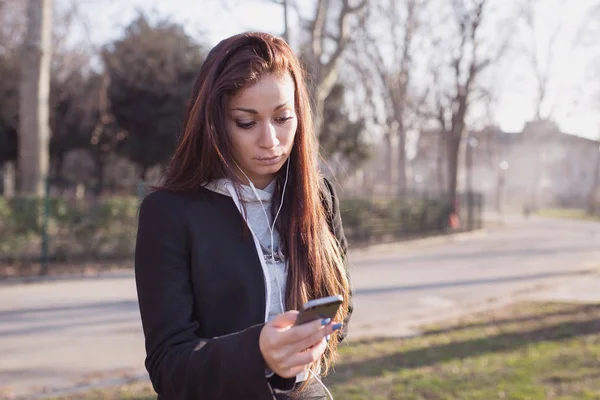 Retrato Casual Mujer Joven Escuchando Música Parque Imagen Filtrada Con —  Fotos de Stock