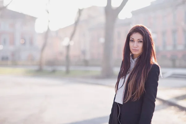 Şehirde Genç Kadının Yoğun Portresi Arka Işık Efekti Ile Filtrelenmiş — Stok fotoğraf