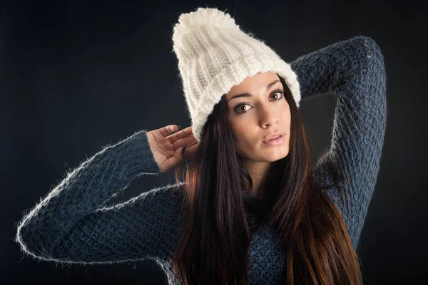 Mooie Jonge Vrouw Portret Dragen Van Wol Hoed Jumper Tegen — Stockfoto