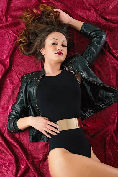 Portrait Femme Mode Couché Sur Sol Sur Fond Tissu Rouge — Photo
