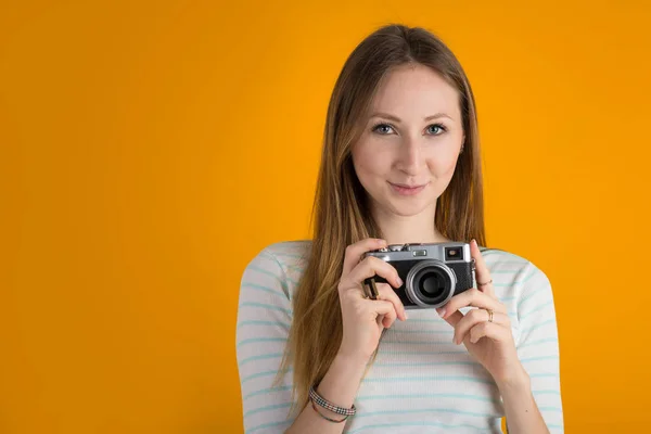 Lachende Vrouw Met Vintage Camera Close Tegen Oranje Achtergrond — Stockfoto