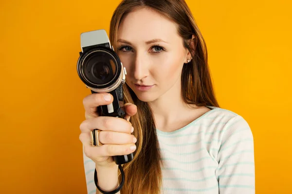 Vrouw Met Vintage Film Camera Close Tegen Oranje Achtergrond — Stockfoto