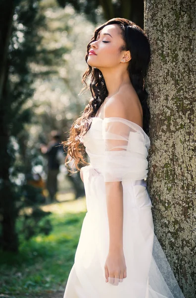 Jovem Noiva Feliz Retrato Íntimo Livre Parque — Fotografia de Stock