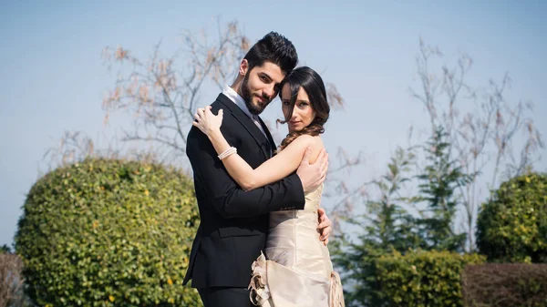 Happy Romantic Young Wedding Couple Portrait Outdoors — Zdjęcie stockowe