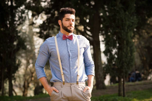 Hipster Jeune Homme Portrait Relaxant Plein Air Dans Parc — Photo