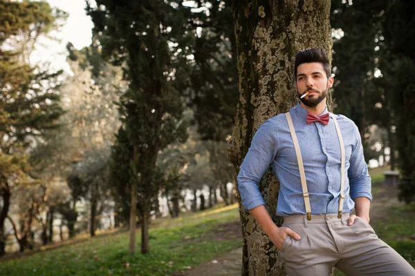 Hipster Genç Adam Portre Bir Parkta Açık Havada Rahatlatıcı — Stok fotoğraf