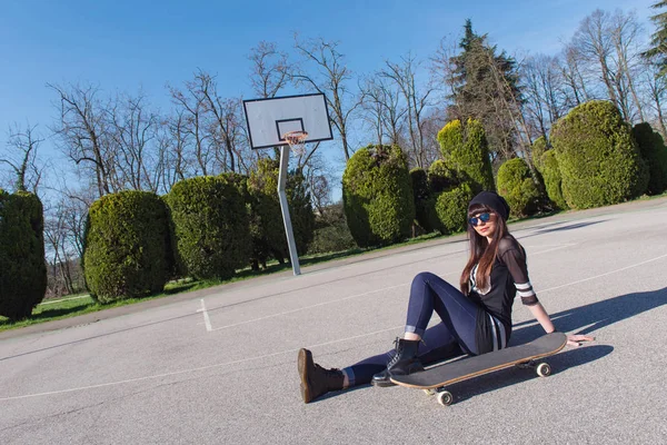 Mujer Joven Con Monopatín Aire Libre Parque Infantil Baloncesto —  Fotos de Stock