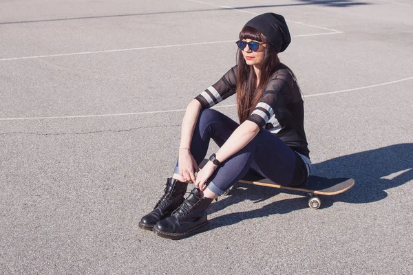 Junge Frau Mit Skateboard Freien Auf Einem Basketballplatz — Stockfoto