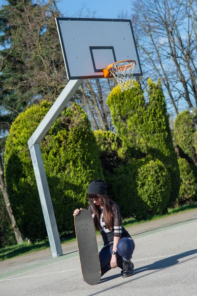 Mujer Joven Con Monopatín Aire Libre Parque Infantil Baloncesto —  Fotos de Stock