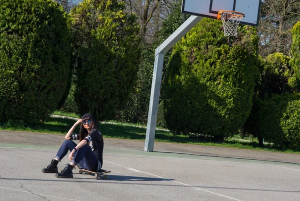 Молодая Женщина Скейтбордом Открытом Воздухе Баскетбольной Площадке — стоковое фото