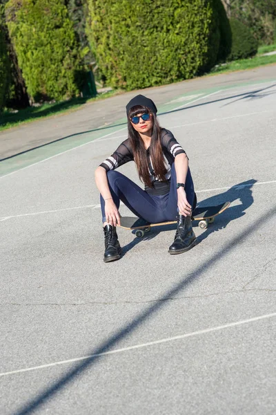 Mujer Joven Con Monopatín Aire Libre Parque Infantil Baloncesto —  Fotos de Stock