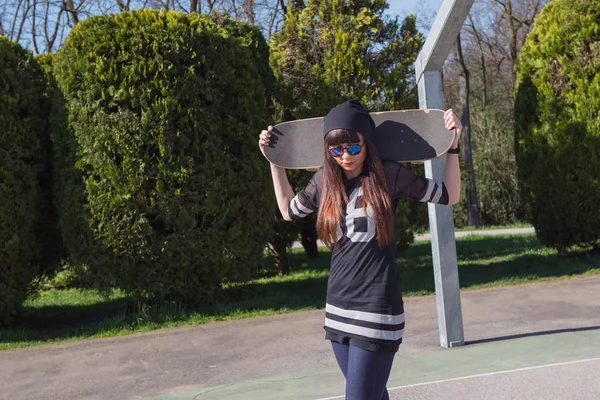 Mujer Joven Con Monopatín Aire Libre Parque Infantil Baloncesto —  Fotos de Stock