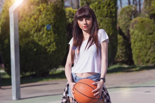 Портрет Молодої Випадкової Жінки Тримає Баскетбол Відкритому Повітрі Сонячний День — стокове фото