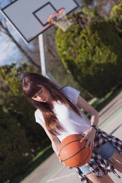 Портрет Молодої Випадкової Жінки Тримає Баскетбол Відкритому Повітрі Сонячний День — стокове фото