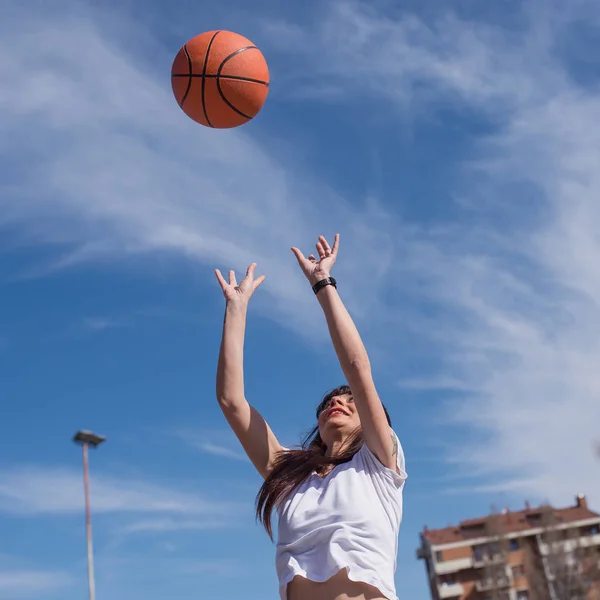 Junge Lässige Frau Wirft Basketballball Freien Einem Sonnigen Tag — Stockfoto