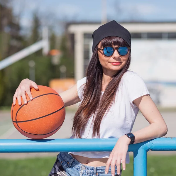 Junge Lässige Frau Porträt Hält Basketballball Freien Einem Sonnigen Tag — Stockfoto