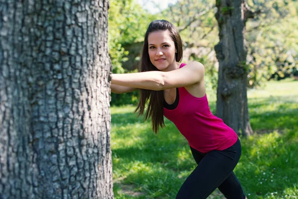 Jonge Vrouw Stretching Buiten Een Park — Stockfoto