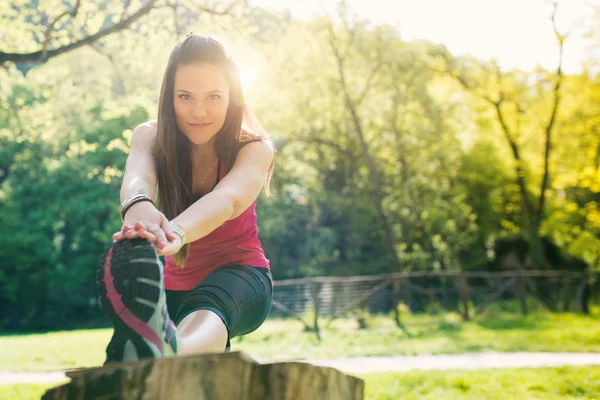 Jeune Femme Étirant Extérieur Dans Parc Avec Une Lumière Ensoleillée — Photo