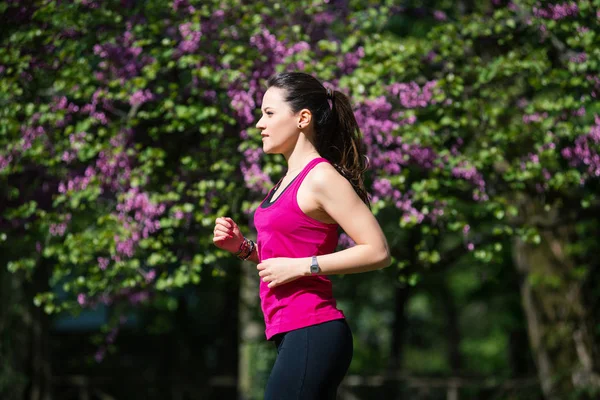 Giovane Bella Donna Che Corre All Aperto Parco — Foto Stock