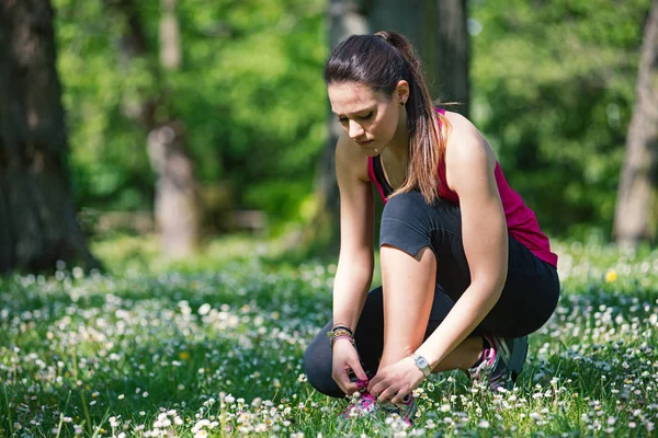 Jong Mooi Vrouw Veters Haar Schoenen Buiten Een Park — Stockfoto