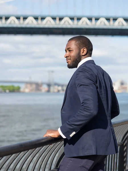 Jovem relaxado empresário retrato com Manhattan Bridge no — Fotografia de Stock