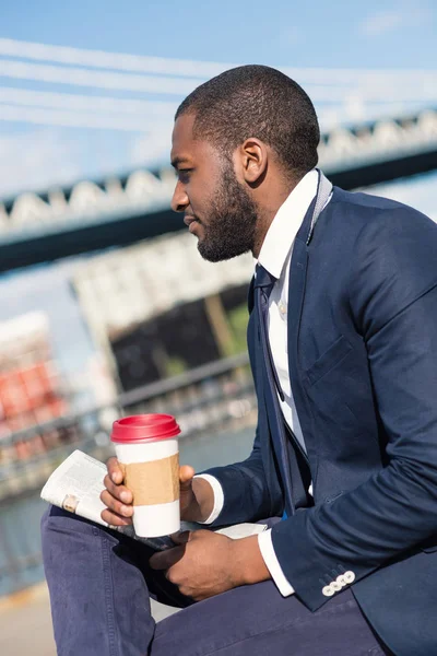 Молодий впевнений бізнесмен портрет розслабляється з чашкою кави — стокове фото