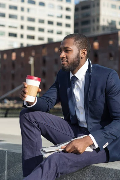 Jonge zelfverzekerde zakenman portret ontspannen met een kopje coff — Stockfoto