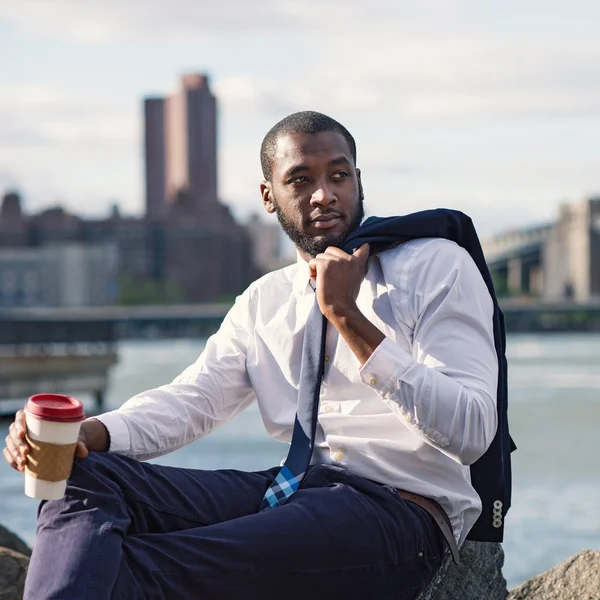 Молодой уверенный бизнесмен портрет расслабляющий с чашкой кофе — стоковое фото