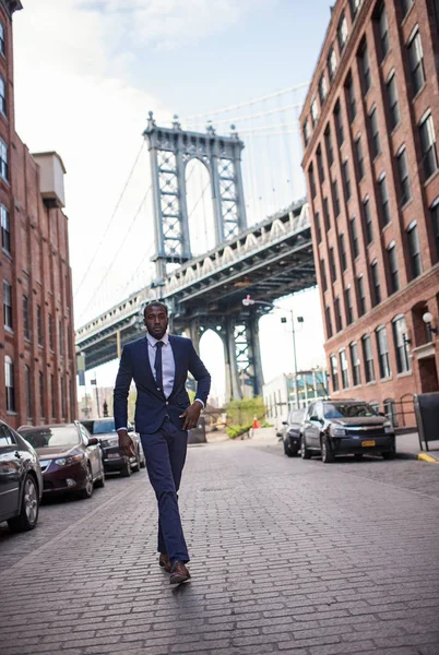 Młody pewny siebie biznesmen portret z Manhattan Bridge w th — Zdjęcie stockowe