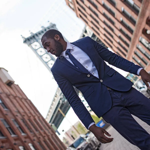 Молодой уверенный бизнесмен портрет с Манхэттенским мостом в й — стоковое фото