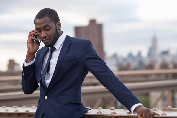 Fiatal üzletember beszél telefonon a Brooklyn hídon. Új év — Stock Fotó