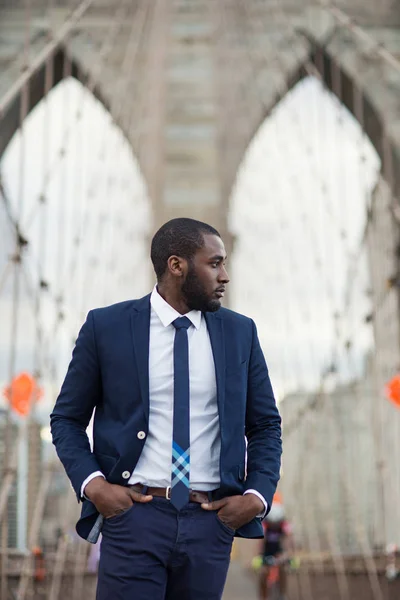 Jonge zakenman portret op Brooklyn Bridge. New York City. — Stockfoto