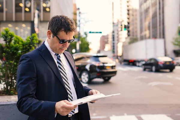 Businessman Portrait Reading Newspaper Street Manhattan New York City — Stock fotografie