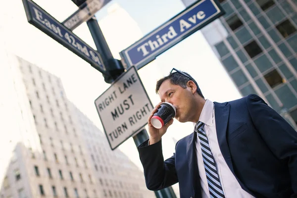Επιχειρηματίας Πίνει Ένα Φλιτζάνι Καφέ Στο Μανχάταν Στο Δρόμο Νέα — Φωτογραφία Αρχείου