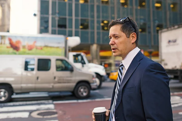 Empresario Con Una Taza Café Manhattan Calle Ciudad Nueva York —  Fotos de Stock