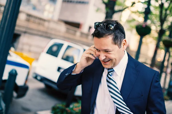 Επιχειρηματίας Μιλάει Στο Τηλέφωνο Στο Δρόμο Μανχάταν Νέα Υόρκη Φιλτραρισμένη — Φωτογραφία Αρχείου