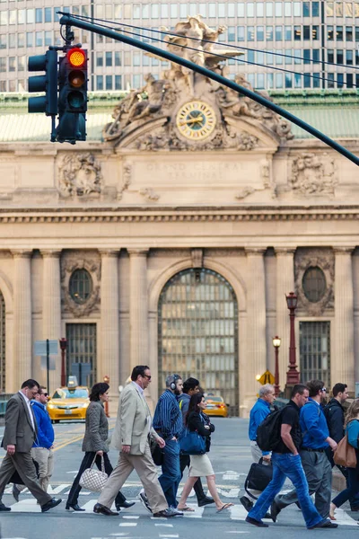 Νέα Υόρκη Μαΐου 2015 Άνθρωποι Διασχίζουν Τον Δρόμο Μπροστά Από — Φωτογραφία Αρχείου