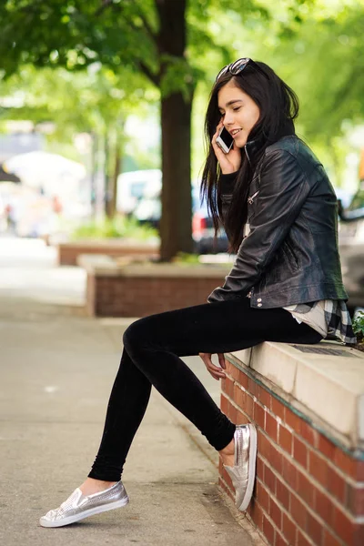 Jovem Mulher Bonita Falando Telefone Cidade Nova Iorque — Fotografia de Stock