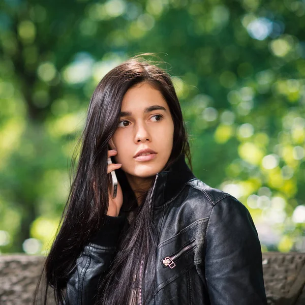 Молодая Красивая Женщина Разговаривает Телефону Центральном Парке Нью Йорк — стоковое фото