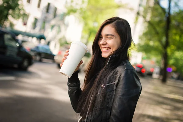 路上でコーヒーカップと若い笑顔の女性の肖像画 ニューヨーク市 — ストック写真