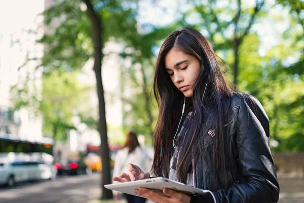 セントラルパークの近くの通りでタブレットを使用して若いブルネットの女性の肖像画 ニューヨーク市 — ストック写真