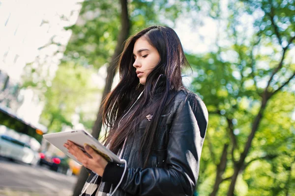 セントラルパークの近くの通りでタブレットを使用して若いブルネットの女性の肖像画 ニューヨーク市 — ストック写真