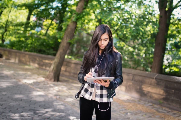 セントラルパークの近くの通りでタブレットを使用して若いブルネットの女性の肖像画 ニューヨーク市 — ストック写真