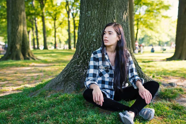 セントラルパークでリラックスした若い女性 ニューヨーク市 — ストック写真
