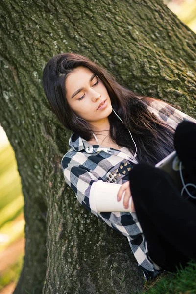 音楽を聴きながらコーヒーカップを片手にセントラルパークでリラックスする若い女性 ニューヨーク市 — ストック写真