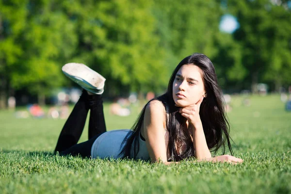 Молодая Женщина Отдыхает Центральном Парке Нью Йорк — стоковое фото