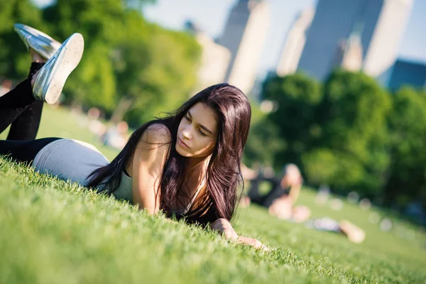 Mujer Joven Que Relaja Central Park Tendida Sobre Hierba Ciudad —  Fotos de Stock